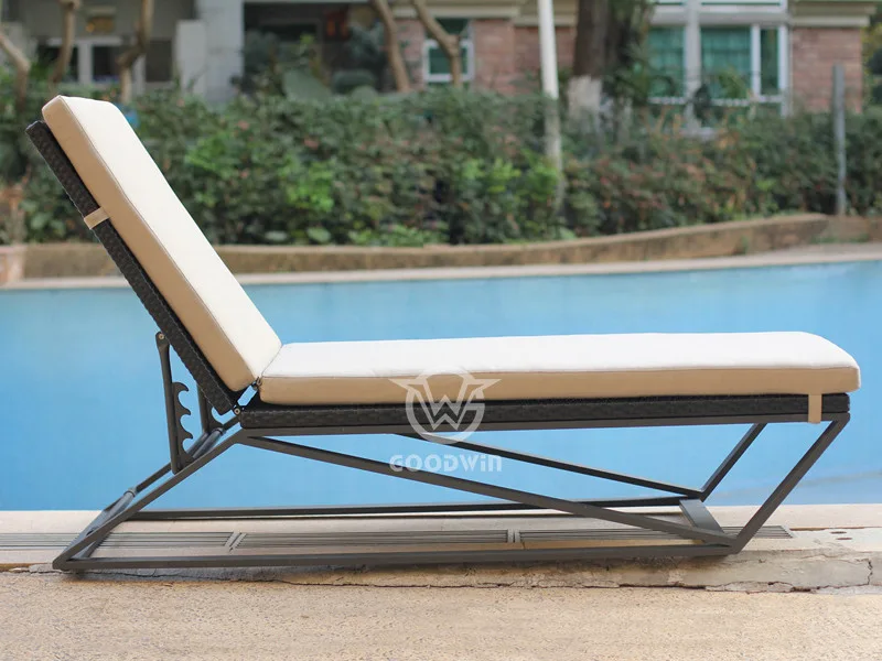 Unique Design Pool Furniture Synthetic Rattan Chaise Lounge